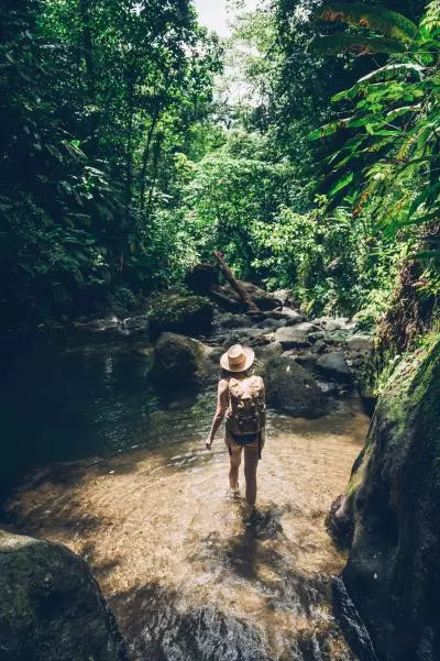 photo d'une randonneuse de dos