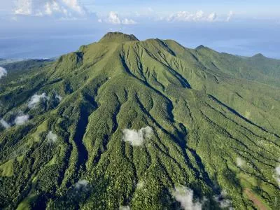 visuel drone de la montagne pelée