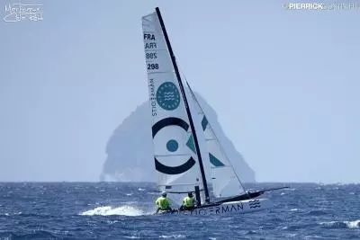 course de catamaran devant le rocher du diamant